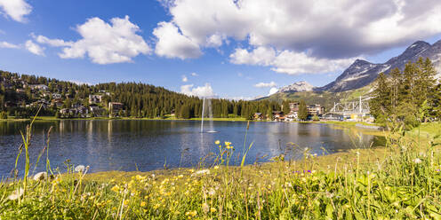 Schweiz, Kanton Graubünden, Arosa, Panorama des Ufers des Obersees im Sommer mit der Stadt im Hintergrund - WDF06169