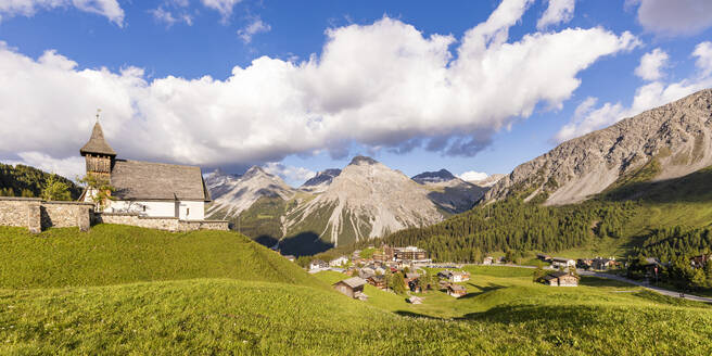 Schweiz, Kanton Graubünden, Arosa, Panorama der Plessur Alpen und Alpenstadt im Sommer - WDF06170