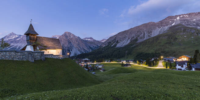 Schweiz, Kanton Graubünden, Arosa, Panorama der Plessur Alpen und Alpenstadt in der Abenddämmerung - WDF06172