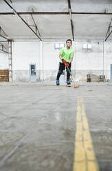 Oberflächennahe Ansicht eines Jungen, der auf einem Platz Rollhockey übt - VEGF02834