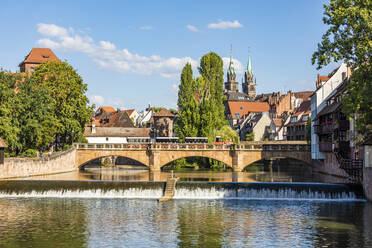 Deutschland, Bayern, Nürnberg, Maxbrucke mit Altstadthäusern im Hintergrund - WDF06209