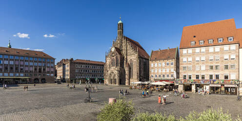 Deutschland, Bayern, Nürnberg, Panoramablick auf den Marktplatz vor der Frauenkirche - WDF06211