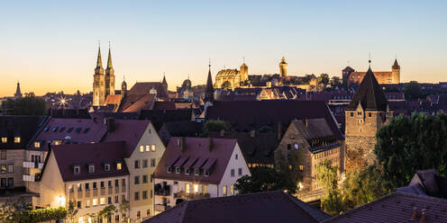 Deutschland, Bayern, Nürnberg, Historische Altstadt in der Abenddämmerung mit Nürnberger Burg im Hintergrund - WDF06215