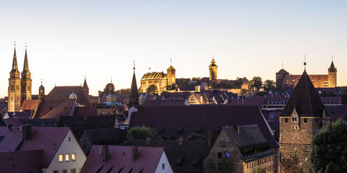 Deutschland, Bayern, Nürnberg, Historische Altstadt in der Abenddämmerung mit Nürnberger Burg im Hintergrund - WDF06216