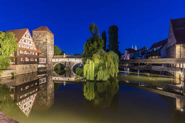 Deutschland, Bayern, Nürnberg, Rver Pegnitz, Henkersteg, Weinstadel und Wasserturm bei Nacht - WDF06218