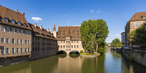 Deutschland, Bayern, Nürnberg, Panorama der Pegnitz und Heilig-Geist-Spital - WDF06220