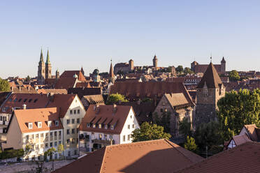 Deutschland, Bayern, Nürnberg, Klarer Himmel über der historischen Altstadt in der Abenddämmerung - WDF06221