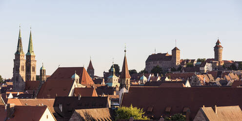 Deutschland, Bayern, Nürnberg, Klarer Himmel über der historischen Altstadt in der Abenddämmerung - WDF06222
