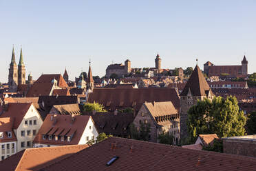 Deutschland, Bayern, Nürnberg, Klarer Himmel über der historischen Altstadt in der Abenddämmerung - WDF06223