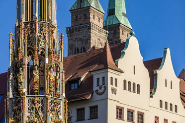 Deutschland, Bayern, Nürnberg, Schoner Brunnen mit Türmen der St. Sebaldus Kirche im Hintergrund - WDF06227