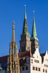 Deutschland, Bayern, Nürnberg, Schoner Brunnen mit Türmen der St. Sebaldus Kirche im Hintergrund - WDF06229