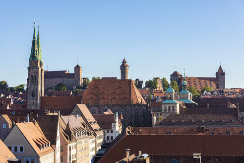 Deutschland, Bayern, Nürnberg, Klarer Himmel über historischer Altstadt mit Nürnberger Burg im Hintergrund - WDF06231