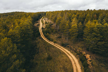 Drone Luftaufnahme der malerischen Landschaft der ländlichen Straße Autobahn durch den Wald auf dem Lande - ADSF12237