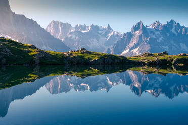 Kristallsee, in dem sich die verschneiten Berge am hellen Tag spiegeln - ADSF12510