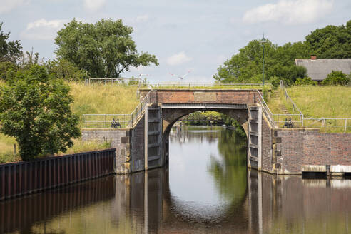 Deutschland, Niedersachsen, Emden, Ems-Schleuse in Petkum - WIF04312