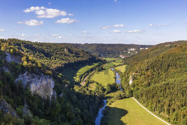 Deutschland, Baden-Württemberg, Beuron, Blick auf das Donautal vom Knopfmacherfelsen aus - WDF06233