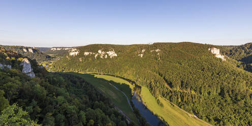 Deutschland, Baden-Württemberg, Landschaftliche Ansicht des Donautals im Sommer - WDF06236