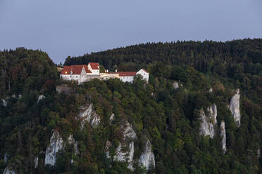 Deutschland, Baden-Württemberg, Schloss Wildenstein in der Abenddämmerung - WDF06239