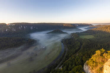 Deutschland, Baden-Württemberg, Blick auf das nebelverhangene Donautal in der Sommerdämmerung - WDF06245