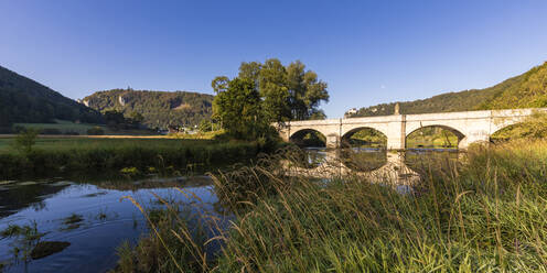 Deutschland, Baden-Württemberg, Bogenbrücke über die Donau im Naturpark Obere Donau - WDF06246