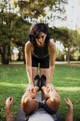 Ehepaar übt Acroyoga im Park - MRRF00339