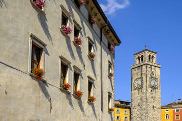 Italien, Trentino, Riva del Garda, Fenster des alten Rathauses mit Uhrenturm Torre Apponale im Hintergrund - LBF03187