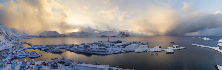 Luftaufnahme der Stadt bei Sonnenaufgang, Sorvaer, Insel Soroya, Norwegen - LOMF01189