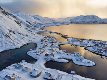 Luftaufnahme von Sorvaer bei Sonnenaufgang, Insel Soroya, Norwegen - LOMF01190