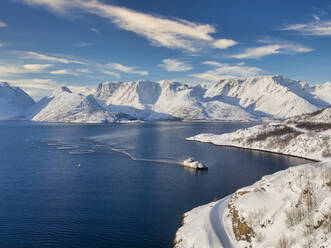 Luftaufnahme einer Fischzucht in den Fjorden, Finnmark, Norwegen - LOMF01191