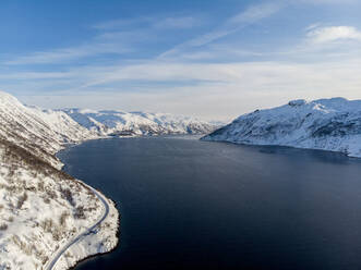 Luftaufnahme eines Fjords, Finnmark, Norwegen - LOMF01192