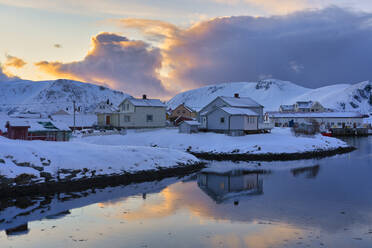 Sorvaer bei Sonnenaufgang, Insel Soroya, Norwegen - LOMF01193
