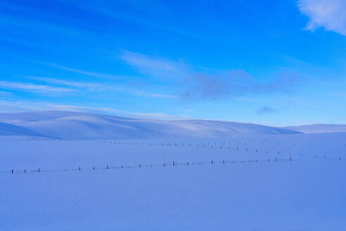 Landschaft mit Zaun und Schnee, Finnmark, Norwegen - LOMF01194