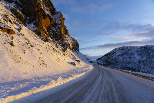 Leere Straße, Finnmark, Norwegen - LOMF01205