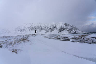 Wanderer auf den Felsen, Sandfjorden, Finnmark, Norwegen - LOMF01209