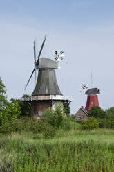 Germany, Lower Saxony, Krummhorn, Historic windmills in Greetsiel - WIF04318