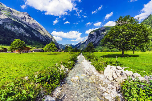 Österreich, Tirol, Vomp, Fließender Bach im Unterinntal mit Dorf im Hintergrund - THAF02807