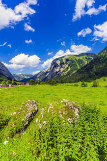 Österreich, Tirol, Vomp, Blick auf das grüne Unterinntal im Sommer mit Dorf im Hintergrund - THAF02809