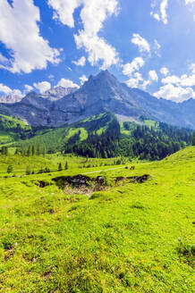 Österreich, Tirol, Vomp, Blick auf das grüne Unterinntal im Sommer - THAF02811
