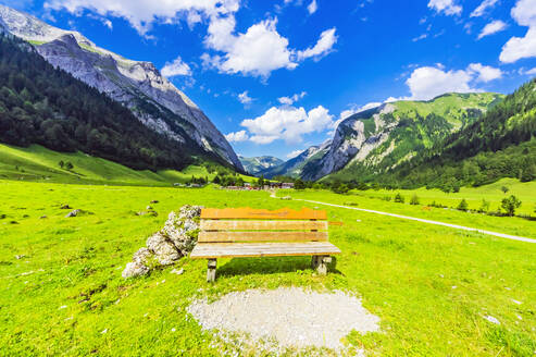 Österreich, Tirol, Vomp, Leere Bank im Unterinntal mit Dorf in der Ferne - THAF02812