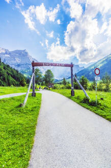 Österreich, Tirol, Vomp, Landstraße im Unterinntal an einem sonnigen Sommertag - THAF02819