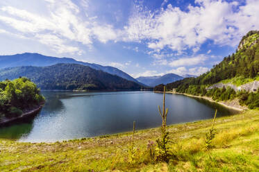 Malerischer Blick auf den See im Unterinntal an einem sonnigen Sommertag - THAF02820