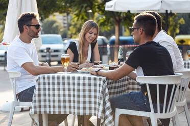 Junge Freunde, die sich in einem Straßencafé treffen - JSRF01100