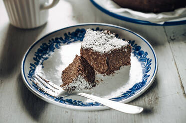 Scheibe Schokoladenkühlschrankkuchen mit Kokosraspeln - IPF00546