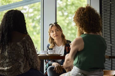 Female friends meeting in a cafe - ZEDF03629