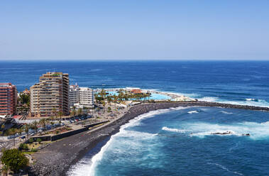 Spanien, Kanarische Inseln, Puerto de la Cruz, Playa Martianez mit Lago Martianez im Hintergrund - WWF05388