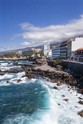 Spain, Canary Islands, Puerto de la Cruz, Playa San Telmo in summer - WWF05394