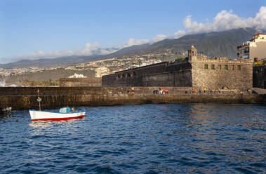 Spanien, Kanarische Inseln, Puerto de la Cruz, Boot schwimmt vor der Festung Bateria de Santa Barbara - WWF05395