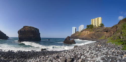 Spanien, Kanarische Inseln, Puerto de la Cruz, Mirador Playa Los Roques mit Hotels im Hintergrund - WWF05405