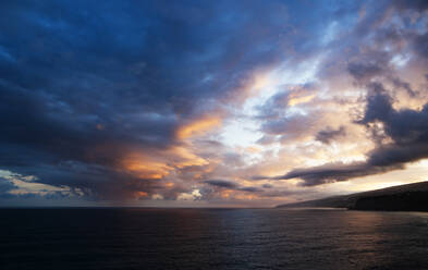 Dramatische Gewitterwolken über dem Atlantischen Ozean in der Morgendämmerung - WWF05414