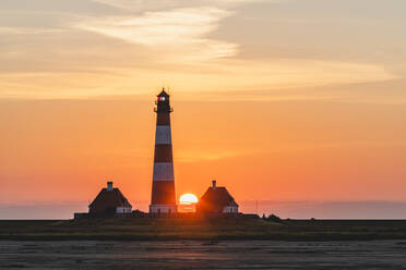 Deutschland, Schleswig-Holstein, Westerhever, Leuchtturm Westerheversand bei Sonnenaufgang - KEBF01622